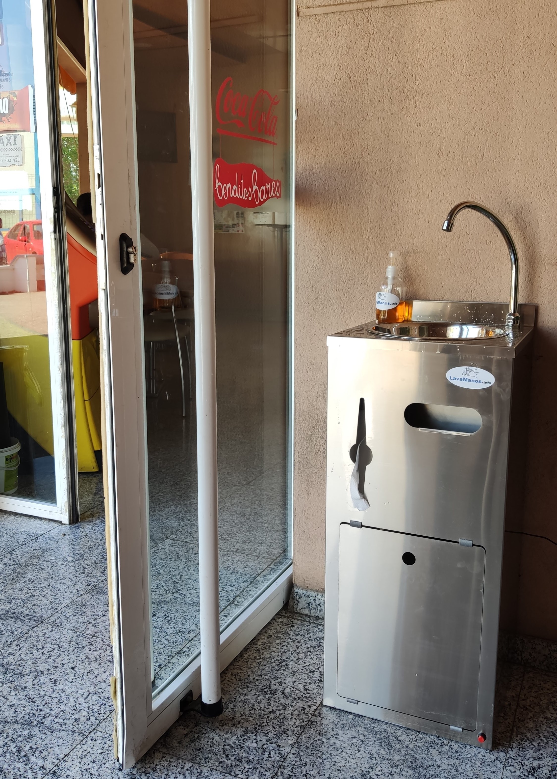 Lavamanos autónomo Mini Clinic instalado en cafetería