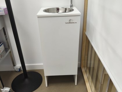 Lavamanos autónomo instalado en cliente