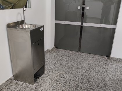 Lavamanos autónomo instalado en cliente